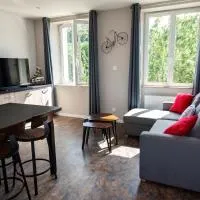 LA BÂTISSE l'arbre beige,位于Le Petit-Abergement的酒店