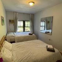 Spacious Bedroom for 4 in shared Townhouse+garden，位于布鲁克林威廉斯堡的酒店