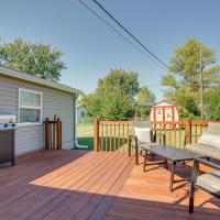 Cozy Indiana Home with Deck, Charcoal Grill and Yard!，位于马里恩Marion Municipal - MZZ附近的酒店