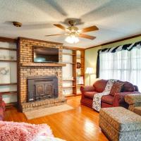 Charming Lake Charles Home with Patio and Grill，位于查尔斯湖Lake Charles Regional - LCH附近的酒店