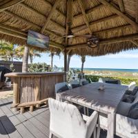 Oceanfront Cocoa Beach Vacation Home Private Beach, Tiki Bar & Family Fun，位于可可比奇的酒店