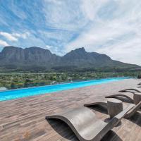 Rooftop with breathtaking views of Table Mountain.，位于开普敦Newlands的酒店