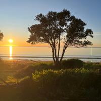 Beachfront Bliss - Your Parapara Seaside Retreat，位于Parapara 的酒店
