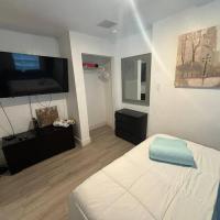 Quiet & Centrally located House - PRIVATE PARKING, LAUNDRY AND STORAGE FOR LUGGAGE，位于迈阿密Wynwood Art District的酒店