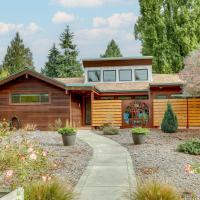 Beautiful Seattle Home with Patio about 9 Mi to Downtown，位于西雅图西雅图西城的酒店