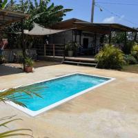 El Camper RV with pool.，位于阿瓜迪亚拉斐尔·埃尔南德斯机场 - BQN附近的酒店