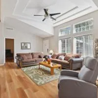 Newly Renovated Retreat on 6 Acres, Discover Murphys Lodge with Scenic Views!,位于墨菲斯的酒店