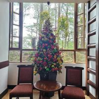 The Forest Lodge at Camp John Hay with balcony privately owned unit with parking，位于碧瑶碧瑶机场 - BAG附近的酒店