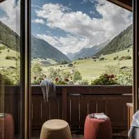 Biohotel Rastbichlhof inkl STUBAI SUPER CARD，位于施图拜河谷新施蒂夫特的酒店