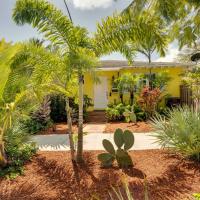 West Palm Beach Home with Fenced-In Yard and Deck!，位于西棕榈滩Downtown West Palm Beach 的酒店