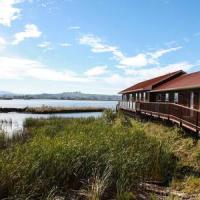 Charming Hideaway Overlooking The Astoria Waters，位于阿斯托里亚道夫区域机场 - AST附近的酒店