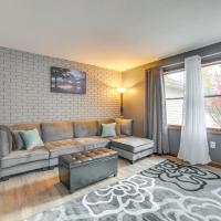 Houghton Lake Vacation Rental - Walk to the Water!，位于霍顿湖Roscommon County Airport - HTL附近的酒店