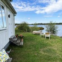 Cozy cottage located on a nice sea plot on Boholmarna outside Kalmar，位于卡尔马卡尔马机场 - KLR附近的酒店