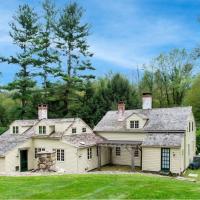 Historic Estate - 5 min to Mohawk Mt Ski Resort，位于Cornwall的酒店