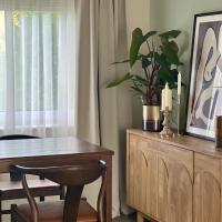 House with garden and parking 15 min to City Center，位于爱丁堡达丁斯顿的酒店