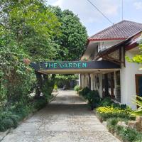 The Garden Family Guest House powered by Cocotel，位于茂物Ciawi的酒店