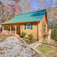 Burnside Resort Cabin w/ Hot Tub & Outdoor Spots!,位于Burnside的酒店