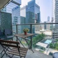 Simply Comfort Suites - One plus Den Apartment with Scotiabank Arena View，位于多伦多港畔区的酒店