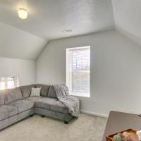Convenient Logan Apartment - 1 Block to Town!，位于洛根Logan Cache Airport - LGU附近的酒店