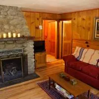 Ahwahnee-be Vintage Cabin - Walk to town!,位于爱德怀的酒店