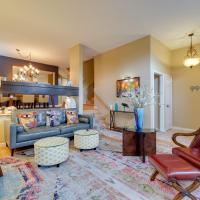 Deluxe Townhome with Deck, 2 Mi to Downtown Modesto!，位于莫德斯托Modesto City-County (Harry Sham Field) - MOD附近的酒店