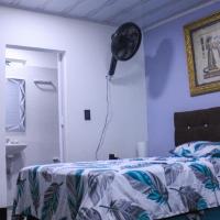 Hostal Queens Deluxe，位于弗洛伦西亚古斯塔沃·阿滕杜奥加·帕雷德斯机场 - FLA附近的酒店