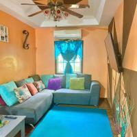 Island style home, low key rental，位于罗阿坦罗阿坦机场 - RTB附近的酒店