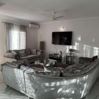 Luxury 2 bedroom flat KerrSerign，位于班珠尔的酒店