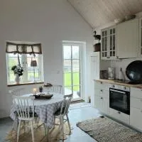 Mysigt hus i liten by nära havet，位于斯塔德的酒店