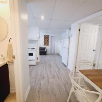 Cozy 1BR in Vieux-Longueuil +parking 14min Downtown，位于隆格伊蒙特利尔/圣休伯特机场 - YHU附近的酒店