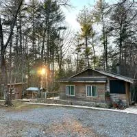 Beautiful & peaceful cabin w/ deck garden & fire-pit，位于墨菲的酒店