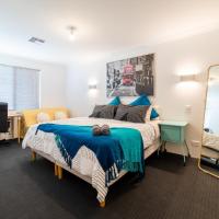 Treeby's Finest Family Home 4bdr 2bth，位于珀斯詹达科特机场 - JAD附近的酒店