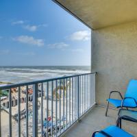 Breezy Daytona Beach Studio with Balcony and Views!，位于代托纳海滩Daytona Beach Shores的酒店