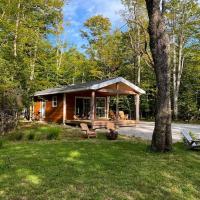 Owl Cabin - Cozy Forest Retreat nearby Lake，位于East Kemptville的酒店