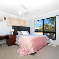 Beautiful Home stay in Townsville，位于Rosslea艾尔机场 - AYR附近的酒店