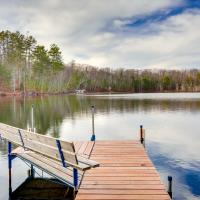 Lakefront Rhinelander Cabin with Dock and Fire Pit!，位于RhinelanderRhinelander-Oneida County - RHI附近的酒店