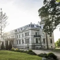 Schloss Kaarz mit Park，位于Kaarz的酒店