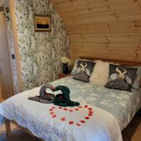 Beautiful Glamping Pod with Central Heating, Hot Tub, Garden, Balcony & views - close to Cairnryan - The Herons Nest by GBG，位于Glenluce的酒店