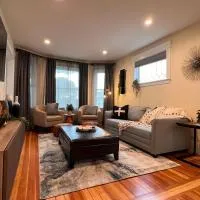 Your Boston Retreat - Great porches - 2/BR sleep 6，位于Everett的酒店