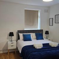 Chic Two Bedroom Apartment in the Heart of Battersea Modern and Comfy，位于伦敦巴特西的酒店