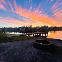 Lake Tapps Dock House on the Bankers Island，位于Dieringer的酒店