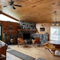 Brimley Lodge / Sleeps 36 / Snowmobile & ORV Trail，位于Brimley苏圣玛丽机场 - YAM附近的酒店