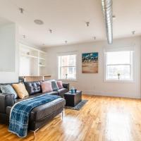 Modern 2 BR Condo - Heart of Leslieville，位于多伦多Leslieville的酒店