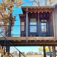 The Wren Treehouse 15 MIN to Magnolia Baylor，位于Elm MottTSTC Waco Airport - CNW附近的酒店