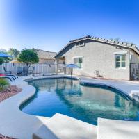 Charming Gilbert Home with Patio and Putting Green!，位于Queen Creek凤凰城-梅莎关口机场 - AZA附近的酒店