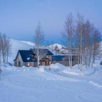 Gorgeous Log Cabin Close to Town with Hot Tub，位于黑利弗里德曼纪念机场 - SUN附近的酒店