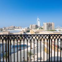 7 Star BurjAlArab Hotel View luxury 2 bdr apt with ammenities，位于迪拜乌姆苏奎因的酒店