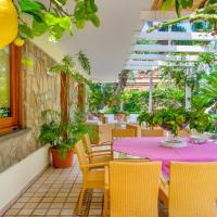 SorrentoVibes - Villa in Sorrento Center with gardens and outdoor space，位于索伦托的酒店