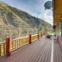 Salmon Vacation Rental with On-Site River Access!，位于SalmonLemhi County - SMN附近的酒店