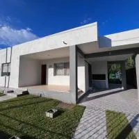 Hermosa y amplia casa con pileta，位于圣安东尼奥阿雷东多的酒店